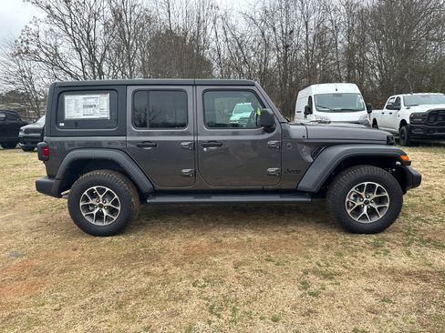Used 2025 Jeep Wrangler Unlimited Sport AWD/4WD image 4