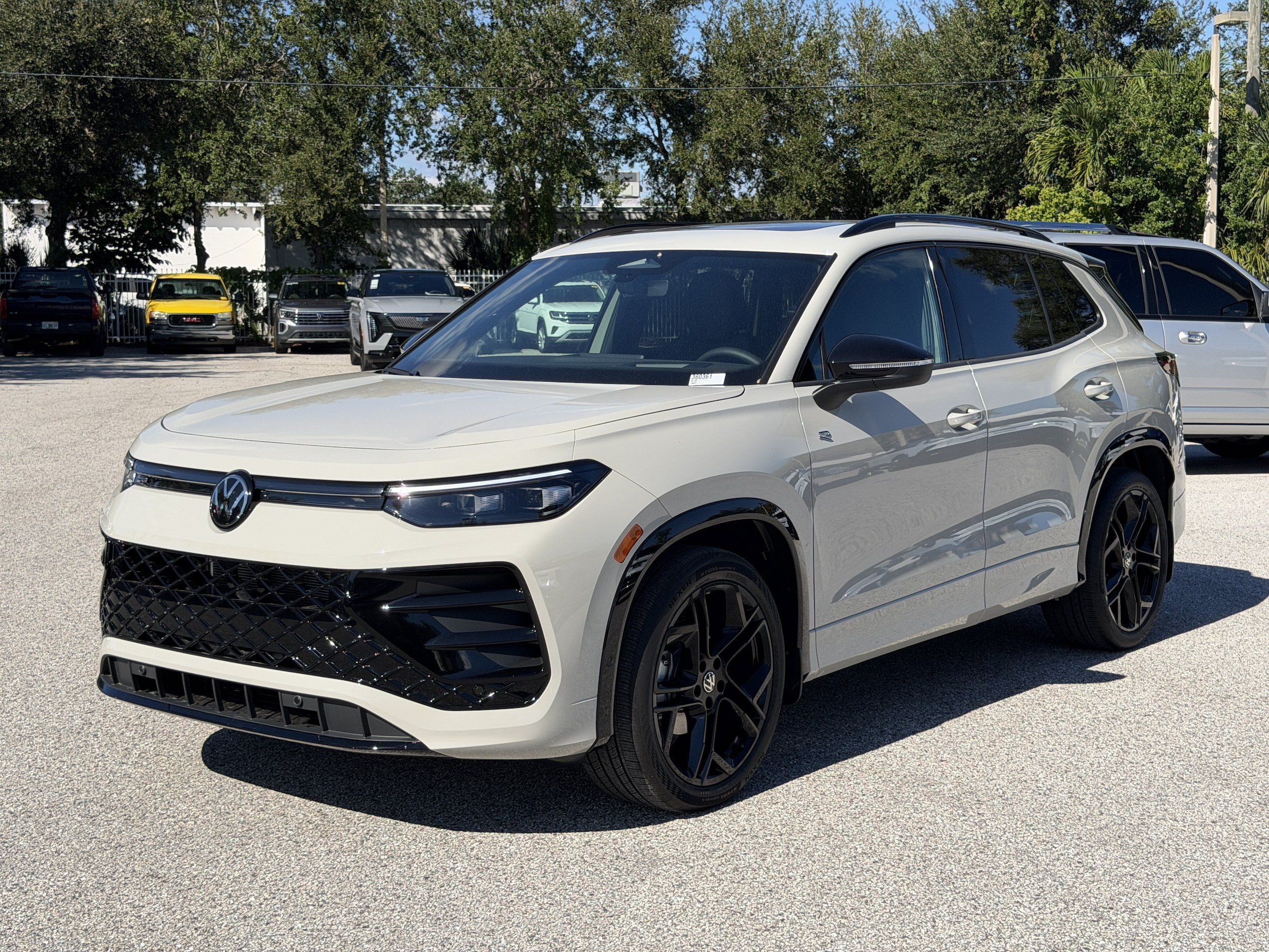 New 2026 Volkswagen Tiguan SE R-Line FWD image 3