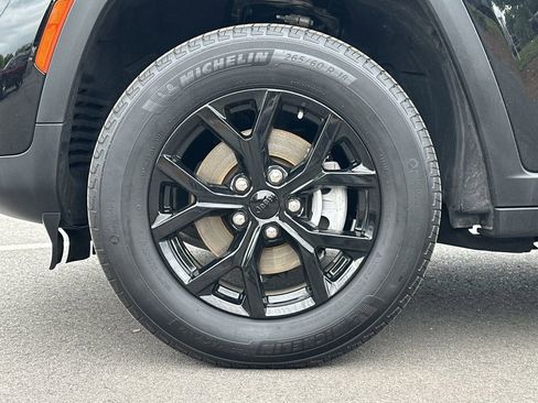 Certified 2025 Jeep Grand Cherokee Altitude AWD/4WD image 16