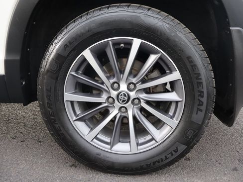 Used 2019 Toyota Highlander XLE AWD/4WD image 46