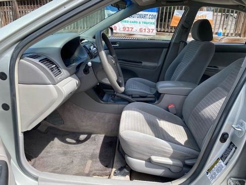 Used 2005 Toyota Camry FWD image 10