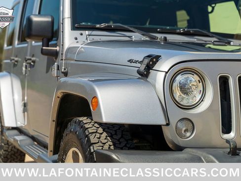 Used 2018 Jeep Wrangler Unlimited Sahara w/ Dual Top Group AWD/4WD image 12