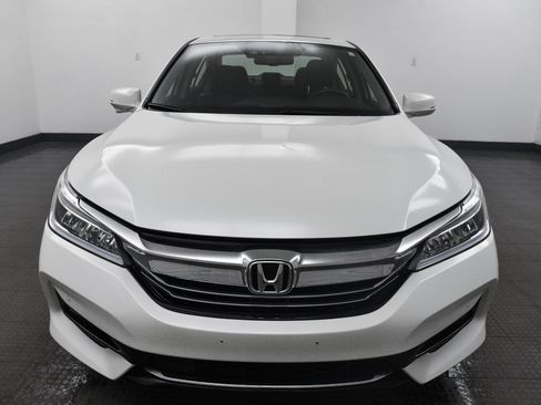 Used 2017 Honda Accord Touring image 2