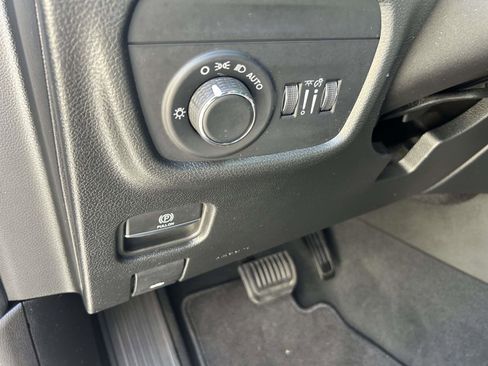 Used 2025 Jeep Grand Cherokee Laredo w/ Luxury Tech Group I AWD/4WD image 13