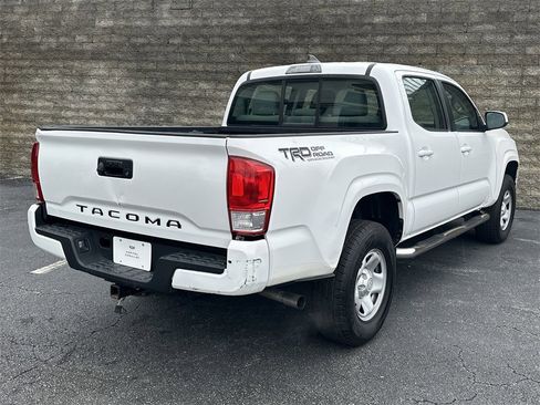 Used 2017 Toyota Tacoma SR image 7