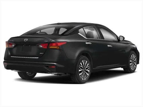 Used 2024 Nissan Altima 2.5 SV image 2