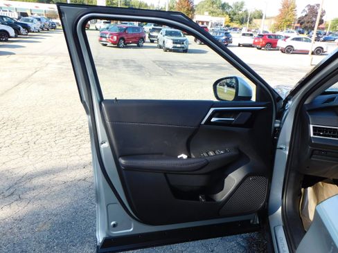 New 2025 Mitsubishi Outlander SE image 12