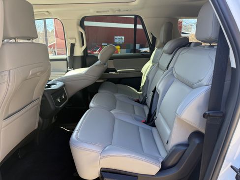 Used 2025 Ford Expedition Max Active AWD/4WD image 13
