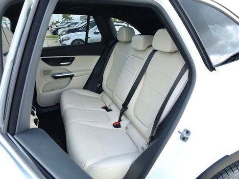 Used 2025 Mercedes-Benz GLC 300 4MATIC image 25