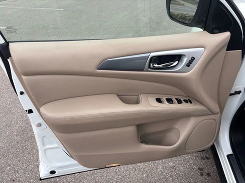 Used 2018 Nissan Pathfinder SL image 19