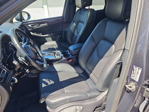Certified 2024 Porsche Macan AWD/4WD image 5