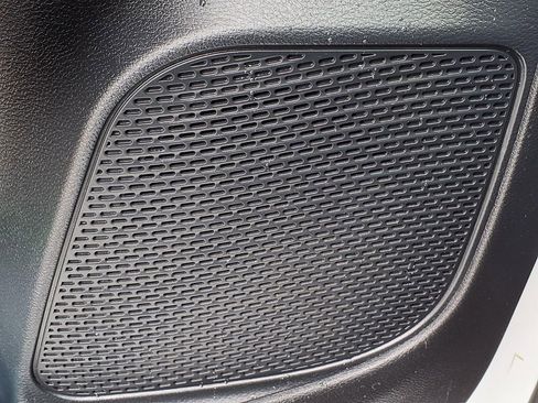 Used 2025 Chrysler Pacifica Select image 15