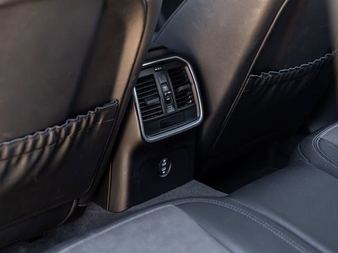 Certified 2022 Porsche Macan AWD/4WD image 34