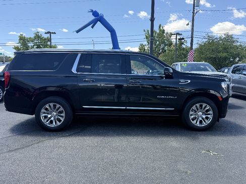 Used 2023 GMC Yukon XL Denali AWD/4WD image 4