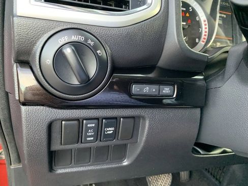 Used 2019 Nissan Titan SV w/ SV Convenience Package image 13