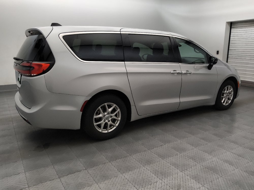Used 2024 Chrysler Pacifica Touring-L FWD image 10