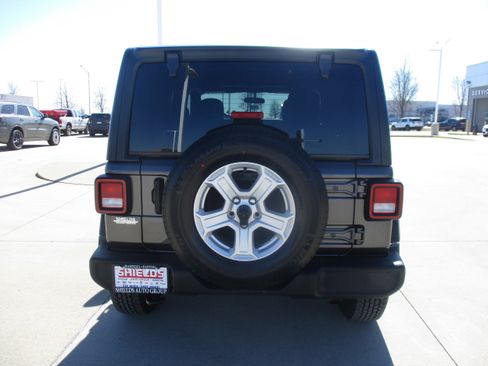 Used 2022 Jeep Wrangler Unlimited Sport image 5