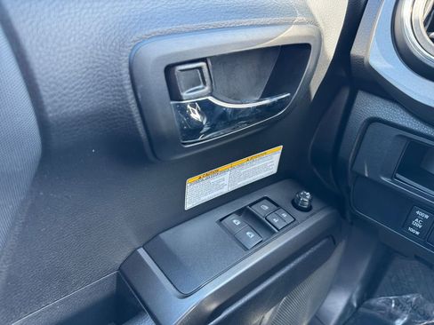 Certified 2019 Toyota Tacoma TRD Off-Road w/ TRD Premium Off Road Package AWD/4WD image 11