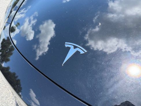 Used 2022 Tesla Model Y Long Range AWD/4WD image 6