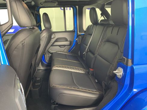 Used 2022 Jeep Wrangler Unlimited Sahara AWD/4WD image 31