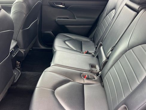 Certified 2023 Toyota Highlander XLE image 12