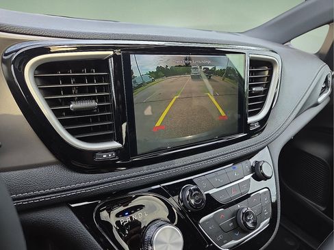 Used 2025 Chrysler Pacifica Select image 18