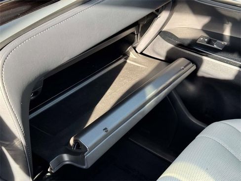 Used 2020 Lexus LX 570 4WD w/ 3rd Row & Luxury Pkg image 32