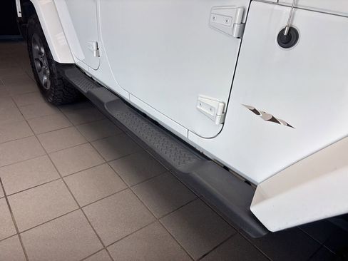 Used 2017 Jeep Wrangler Unlimited Sahara w/ Connectivity Group AWD/4WD image 10