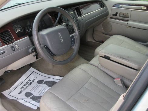 Used 2007 Lincoln Town Car Signature RWD image 10