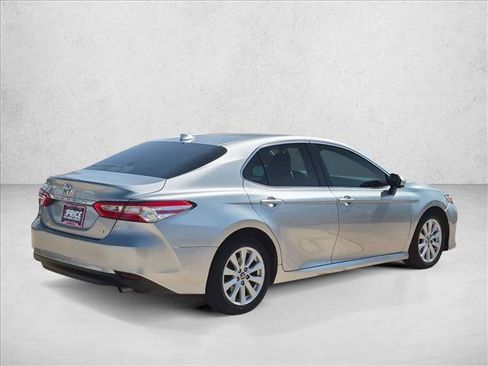 Used 2020 Toyota Camry LE FWD image 5