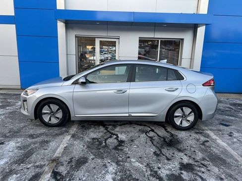 Used 2022 Hyundai Ioniq SE image 5