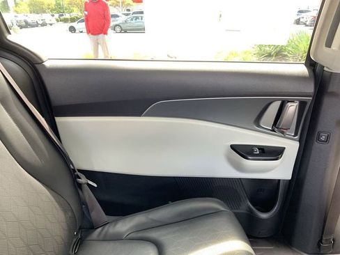 Used 2022 Kia Carnival LX image 10