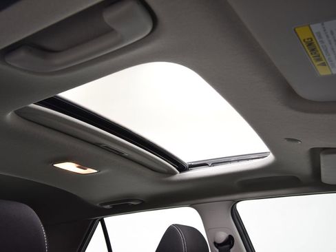 Used 2025 Hyundai Venue SEL image 20