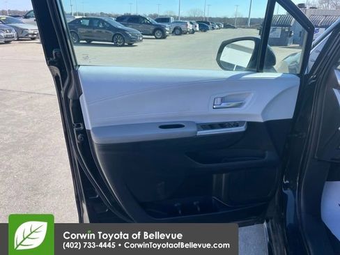 Used 2025 Toyota Sienna XLE image 18