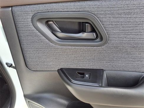 Used 2023 Nissan Rogue S image 25