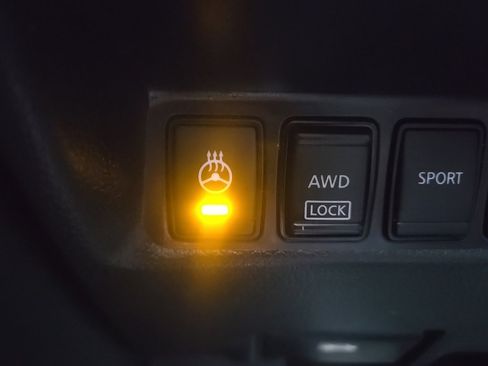 Used 2018 Nissan Rogue SV w/ Premium Package image 21