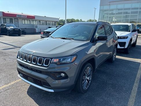 Used 2023 Jeep Compass Limited w/ Elite Group AWD/4WD image 3