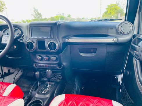 Used 2018 Jeep Wrangler Unlimited Sport AWD/4WD image 13