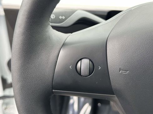 Used 2022 Tesla Model Y Long Range AWD/4WD image 23
