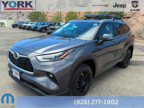 Used 2022 Toyota Highlander XLE AWD/4WD image 1