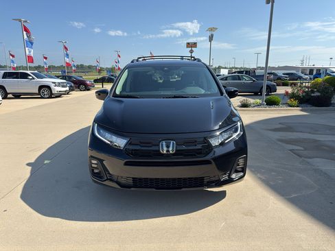 Used 2025 Honda Odyssey Touring image 2