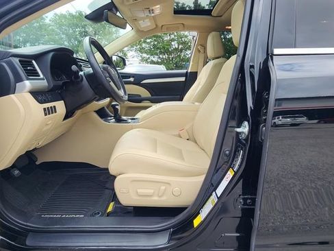 Certified 2019 Toyota Highlander XLE AWD/4WD image 11