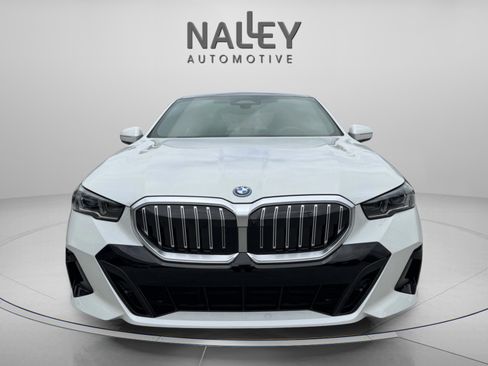 Used 2025 BMW 550e xDrive w/ Premium Package image 7