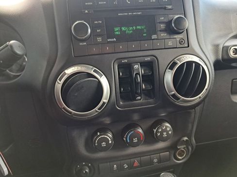 Used 2016 Jeep Wrangler Unlimited Sahara w/ Connectivity Group image 11