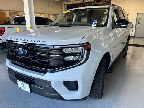 Used 2025 Ford Expedition Active AWD/4WD image 4