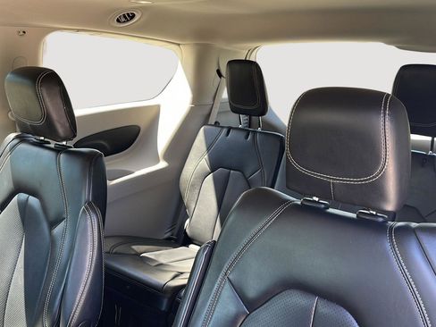 Used 2023 Chrysler Pacifica Touring-L FWD image 13