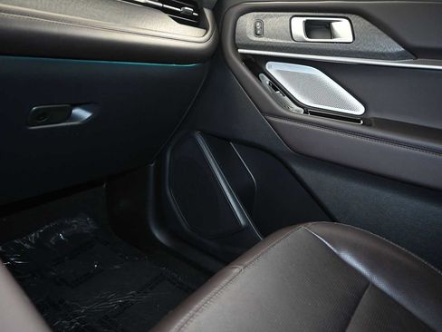 Used 2025 Ford Explorer Platinum RWD image 9