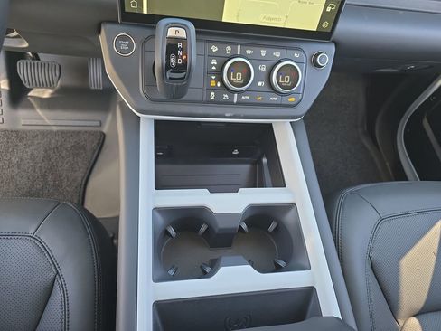 New 2026 Land Rover Defender 110 X-Dynamic SE image 25