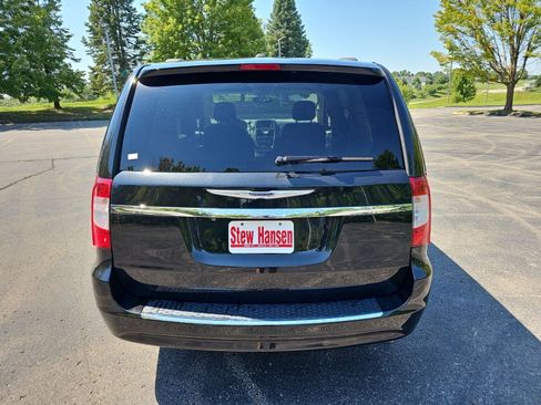 Used 2014 Chrysler Town & Country Touring FWD image 5