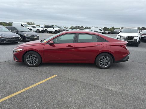 Used 2024 Hyundai Elantra SEL FWD image 2